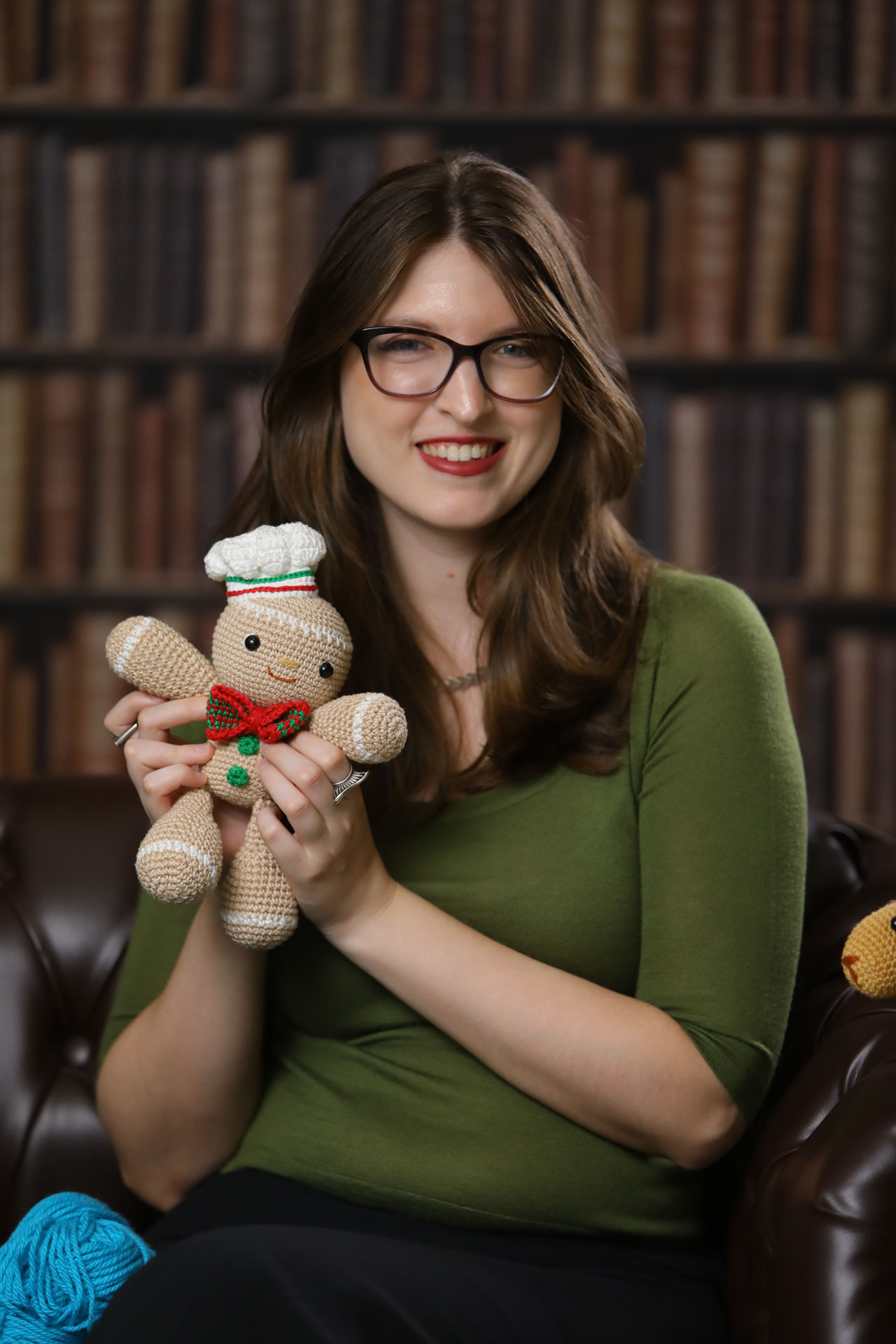 Sofia segurando um amigurumi de crochê feito à mão